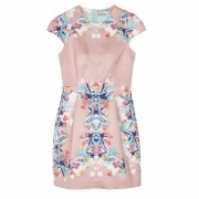 探秘Issa灰色蝙蝠長袖V領連身衣的相似單品與品牌魅力